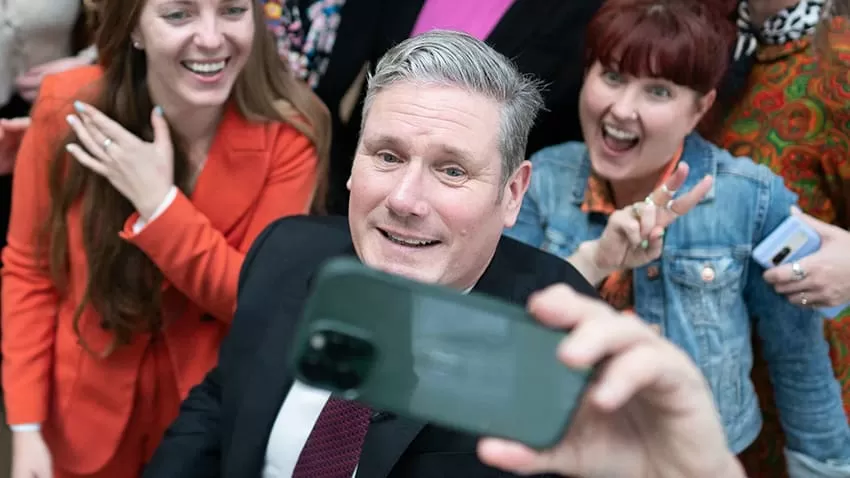 Starmer poised to ban under-16s from social media as government hardens stance on child safety online