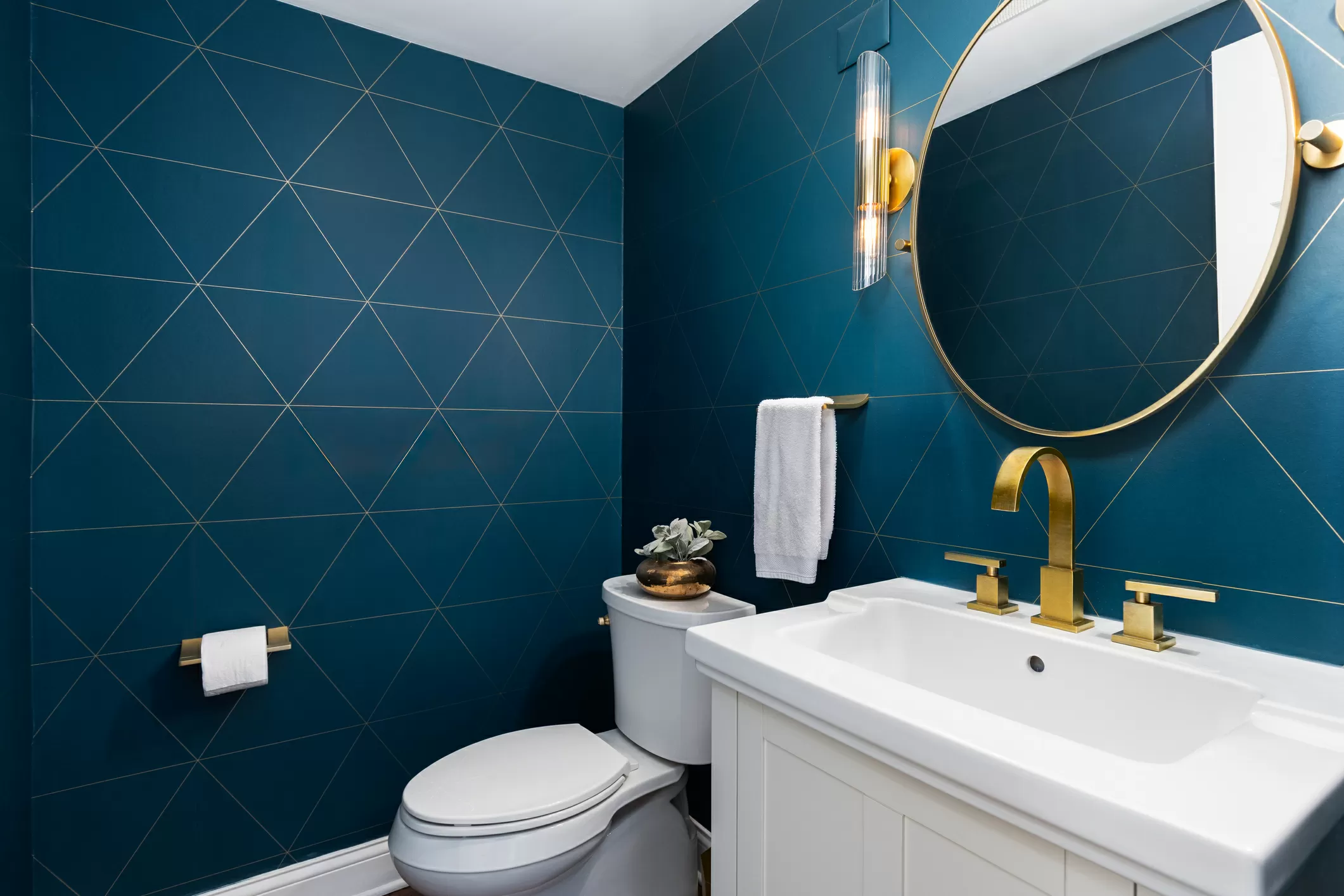 Man Discovers Genius Solution To Hide Bathroom ‘Noises’—Internet Loses It