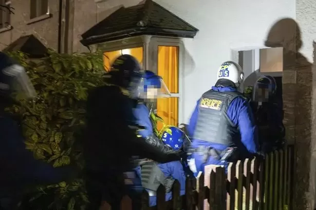 Four suspected gang members held by police over pub phone-grabbing scheme